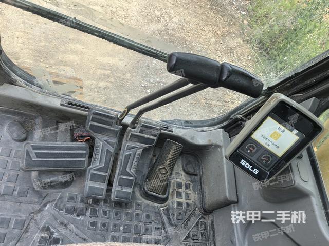 行走控制手柄和踏板?俯拍(駕駛室部分) 行走控制手柄和踏板?俯拍(駕駛室部分)