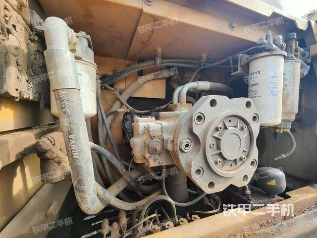 液壓泵艙室正面整體(整機外觀) 液壓泵艙室正面整體(整機外觀)