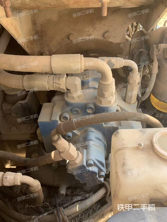 液壓泵艙室正面整體(整機(jī)外觀) 液壓泵艙室正面整體(整機(jī)外觀)
