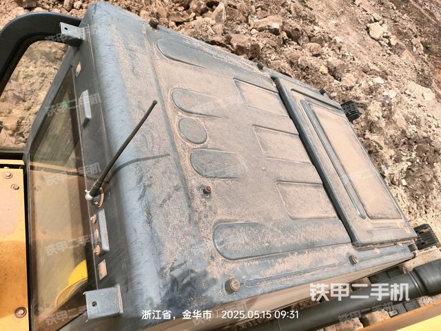 駕駛室頂部(整機(jī)外觀) 駕駛室頂部(整機(jī)外觀)