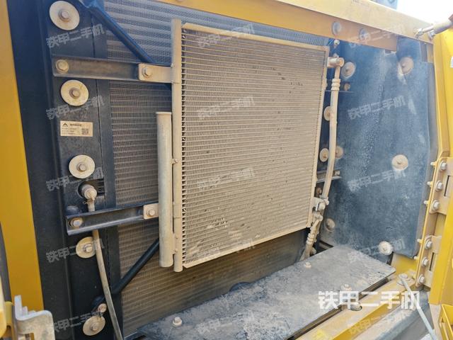 散熱器正面(大件艙室) 散熱器正面(大件艙室)