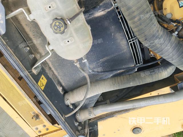 散熱器正面(大件艙室) 散熱器正面(大件艙室)