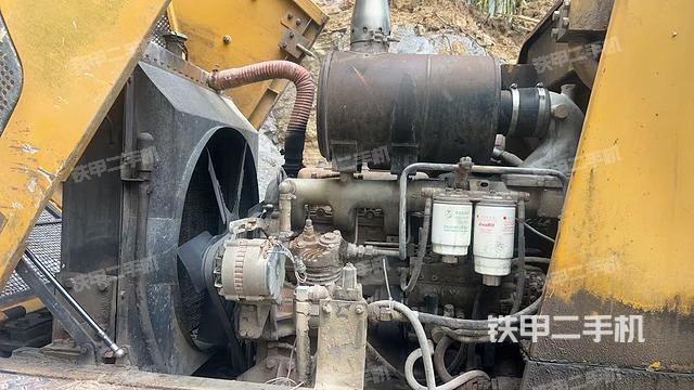 發(fā)動機(jī)左側(cè)（整機(jī)外觀及大件）