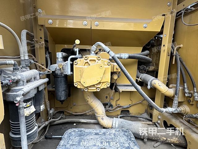 液压泵舱室正面整体（整机外观）