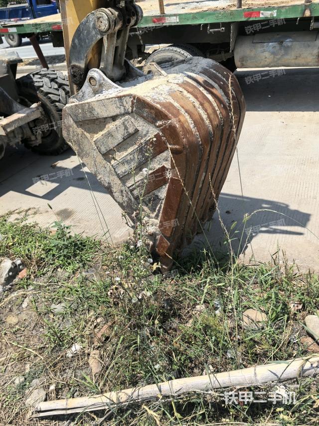 铲斗右后整体(工作和回转装置) 铲斗右后整体(工作和回转装置)