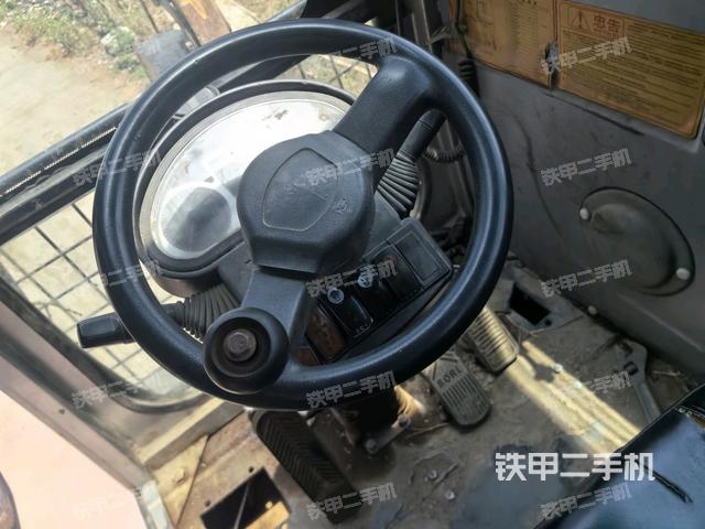 行走控制手柄和踏板 俯拍(驾驶室部分) 行走控制手柄和踏板 俯拍(驾驶室部分)