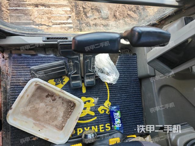 行走控制手柄和踏板?俯拍(駕駛室部分) 行走控制手柄和踏板?俯拍(駕駛室部分)