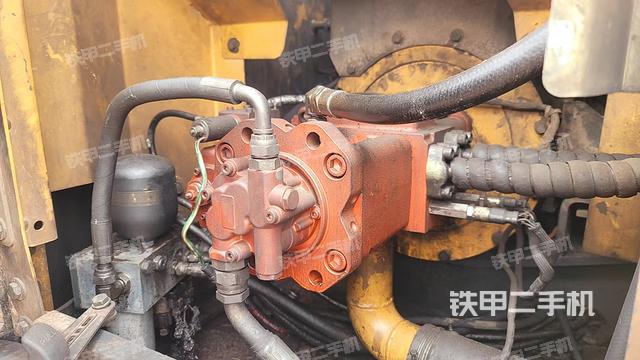 液压泵舱室正面整体（整机外观）