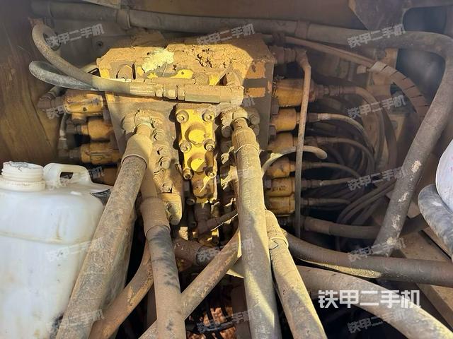 回转马达和主控阀（整机外观）