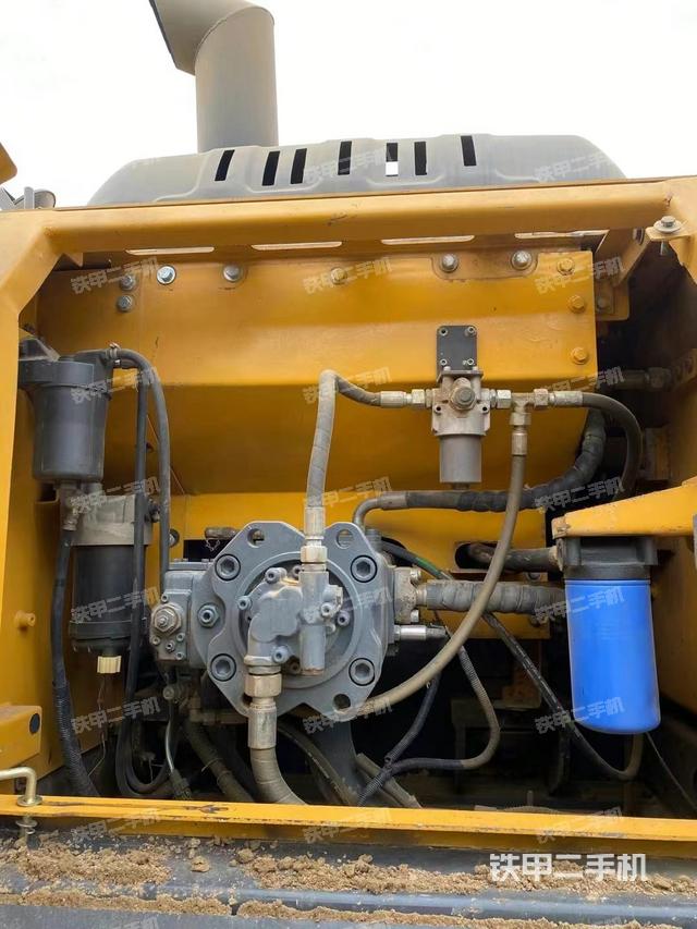 液壓泵艙室正面整體(整機外觀) 液壓泵艙室正面整體(整機外觀)