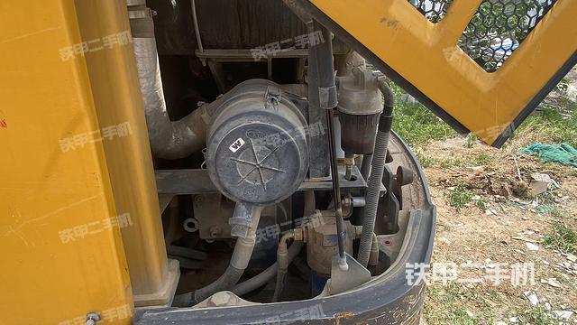 液壓泵艙室正面整體(整機外觀) 液壓泵艙室正面整體(整機外觀)