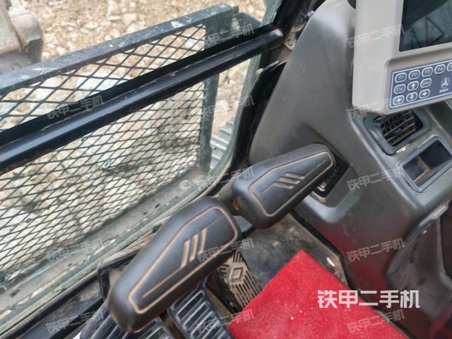 行走控制手柄和踏板?俯拍(駕駛室部分) 行走控制手柄和踏板?俯拍(駕駛室部分)