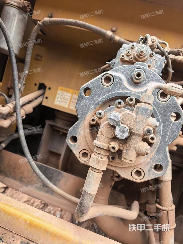 液压泵舱室正面整体（整机外观）