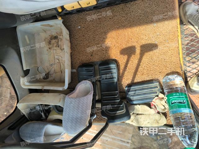 右側(cè)玻璃角標(駕駛室部分) 右側(cè)玻璃角標(駕駛室部分)