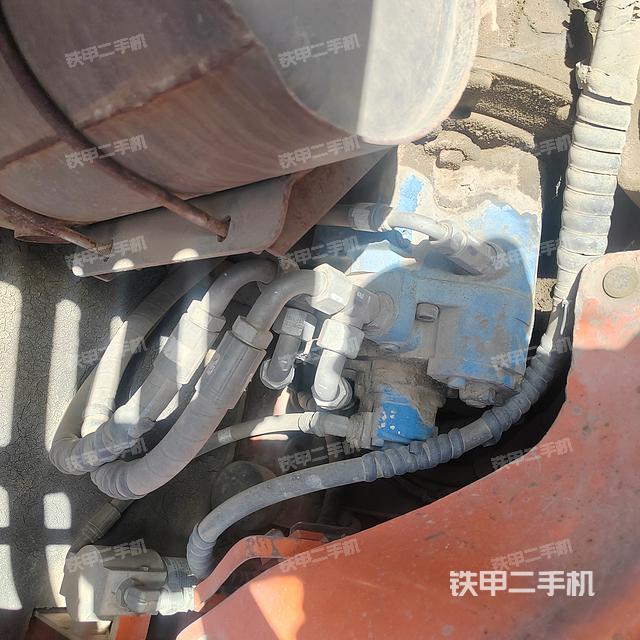 液压泵舱室正面整体（整机外观）
