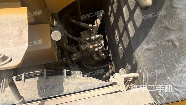 回轉馬達和主控閥(整機外觀) 回轉馬達和主控閥(整機外觀)
