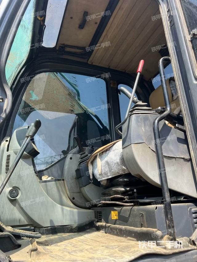 驾驶室整体(整机外观) 驾驶室整体(整机外观)