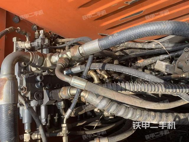 回轉(zhuǎn)馬達(dá)和主控閥(整機(jī)外觀) 回轉(zhuǎn)馬達(dá)和主控閥(整機(jī)外觀)