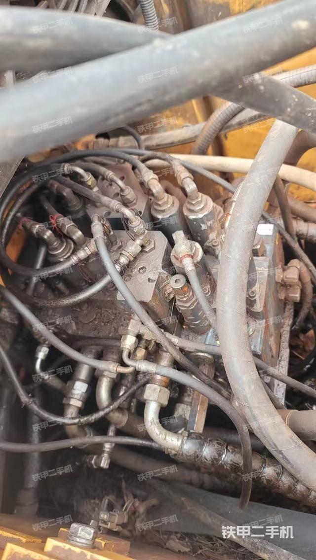 回转马达和主控阀（整机外观）