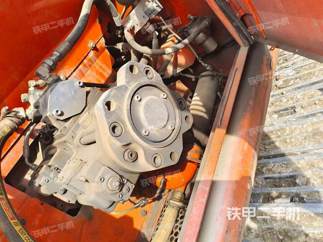 液压泵舱室正面整体（整机外观）