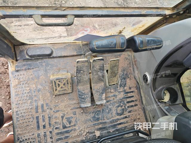 行走控制手柄和踏板?俯拍(駕駛室部分) 行走控制手柄和踏板?俯拍(駕駛室部分)
