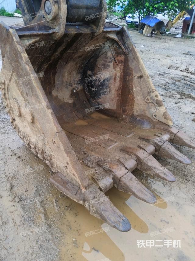 鏟斗右后整體(工作和回轉(zhuǎn)裝置) 鏟斗右后整體(工作和回轉(zhuǎn)裝置)