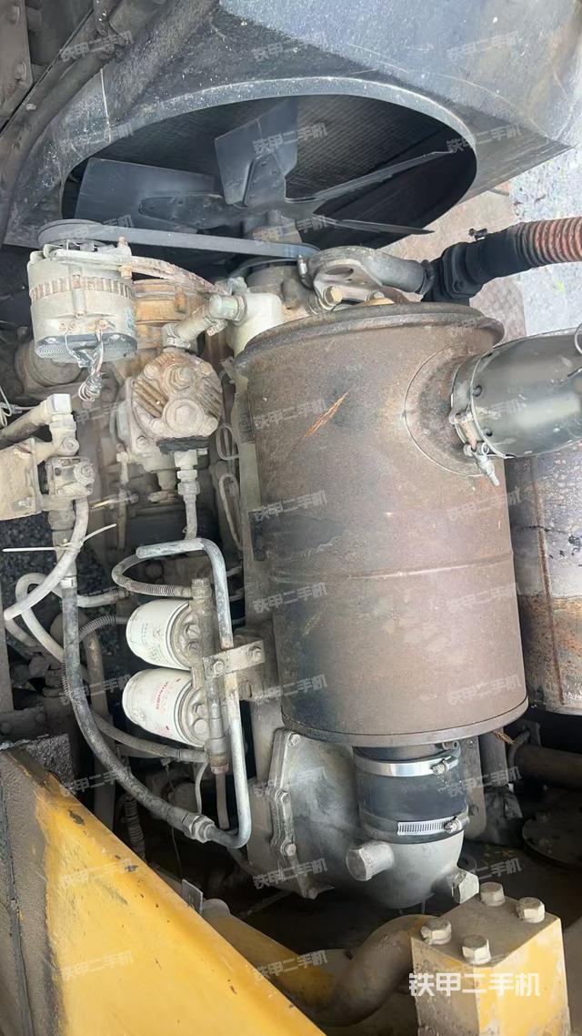 發(fā)動機(jī)右側(cè)（整機(jī)外觀及大件）