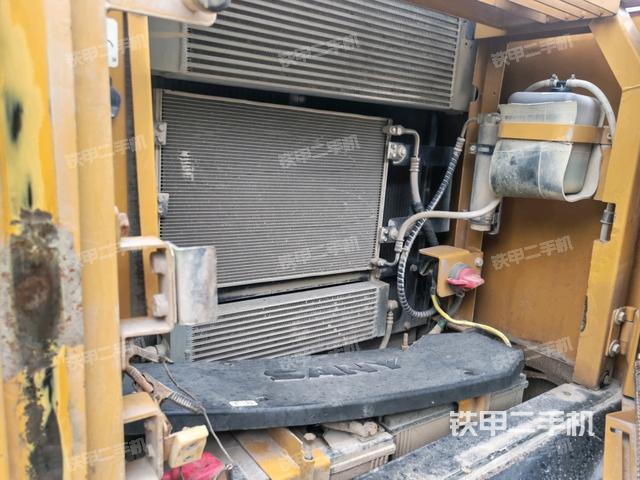 散熱器正面(大件艙室) 散熱器正面(大件艙室)