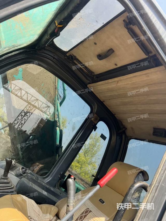 驾驶室顶部(整机外观) 驾驶室顶部(整机外观)