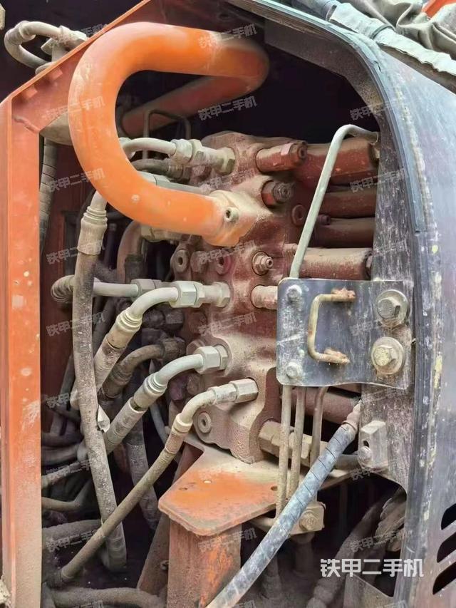 回转马达和主控阀(整机外观) 回转马达和主控阀(整机外观)