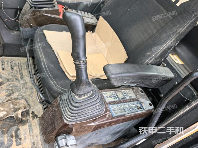 行走控制手柄和踏板?俯拍(駕駛室部分) 行走控制手柄和踏板?俯拍(駕駛室部分)