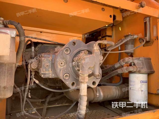 液壓泵艙室正面整體(整機外觀) 液壓泵艙室正面整體(整機外觀)