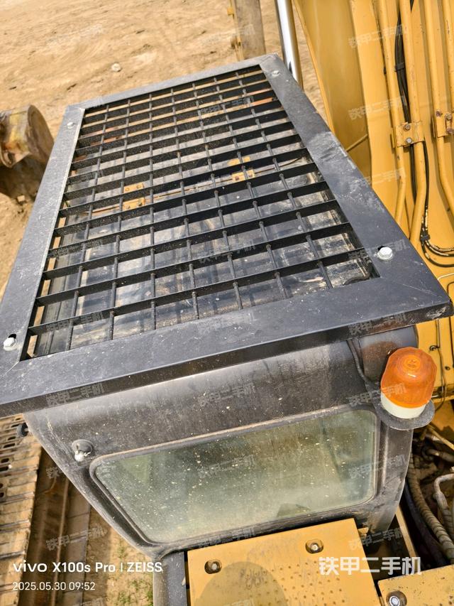 駕駛室頂部(整機(jī)外觀) 駕駛室頂部(整機(jī)外觀)