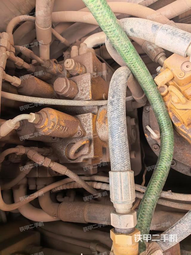 回转马达和主控阀（整机外观）