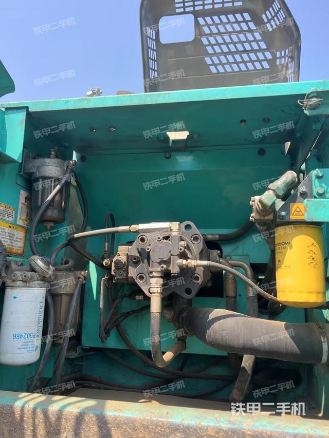 液压泵舱室正面整体(整机外观) 液压泵舱室正面整体(整机外观)