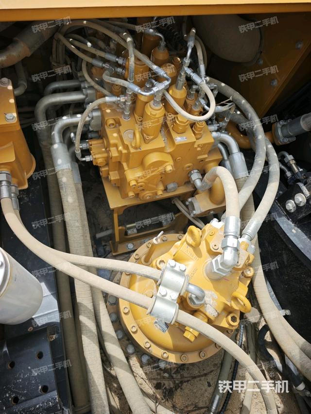 回轉馬達和主控閥(整機外觀) 回轉馬達和主控閥(整機外觀)