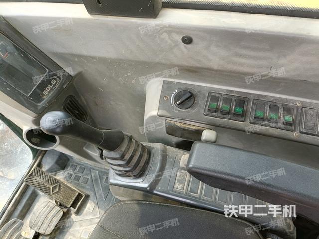 座椅右側(cè)控制臺(tái)/鑰匙門/油門/含右手柄(駕駛室部分) 座椅右側(cè)控制臺(tái)/鑰匙門/油門/含右手柄(駕駛室部分)