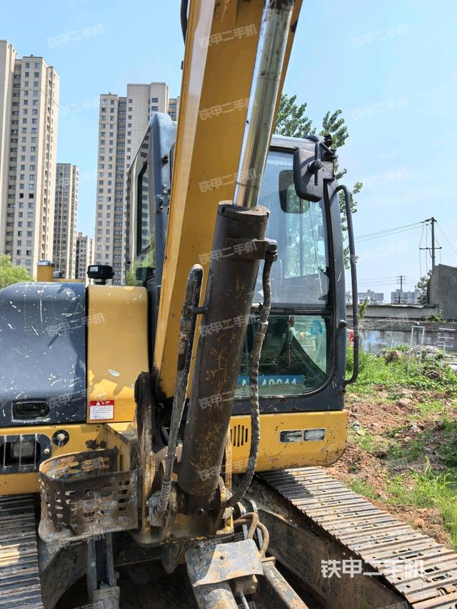 转盘和下车架正前(工作和回转装置) 转盘和下车架正前(工作和回转装置)