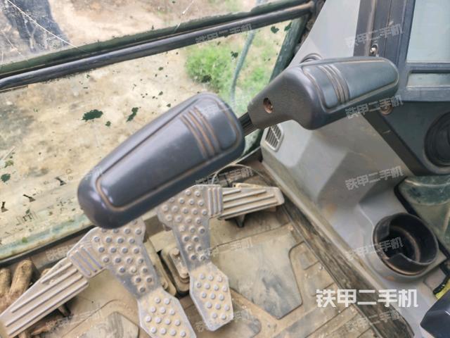 行走控制手柄和踏板?俯拍(駕駛室部分) 行走控制手柄和踏板?俯拍(駕駛室部分)