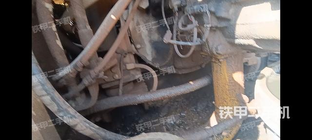 液压泵舱室正面整体（整机外观）