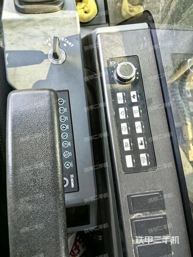 座椅右側(cè)控制臺/鑰匙門/油門/含右手柄（駕駛室部分）