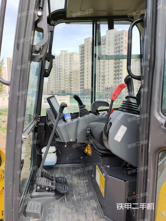 駕駛室頂部(整機(jī)外觀) 駕駛室頂部(整機(jī)外觀)
