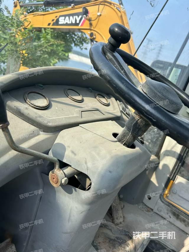 駕駛室操作臺(tái)(整機(jī)外觀及大件) 駕駛室操作臺(tái)(整機(jī)外觀及大件)