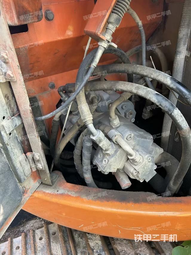 液压泵舱室正面整体(整机外观) 液压泵舱室正面整体(整机外观)