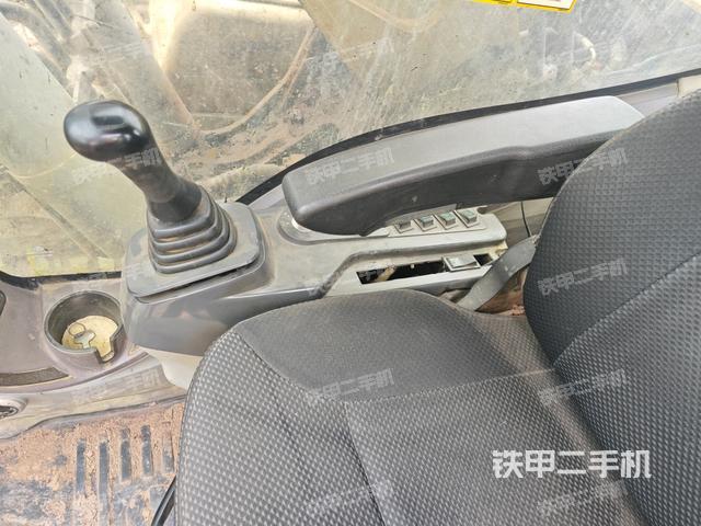 座椅右側(cè)控制臺/鑰匙門/油門/含右手柄(駕駛室部分) 座椅右側(cè)控制臺/鑰匙門/油門/含右手柄(駕駛室部分)