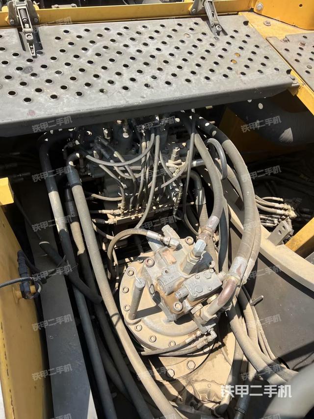 回转马达和主控阀(整机外观) 回转马达和主控阀(整机外观)