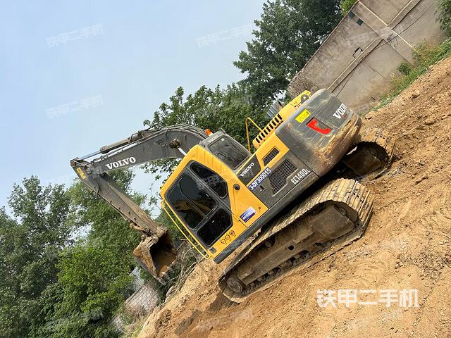 沃尔沃EC140DL挖掘机的设备实拍-第2张实拍照片