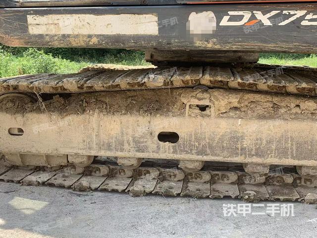 單側(cè)履帶整體(整機(jī)外觀) 單側(cè)履帶整體(整機(jī)外觀)
