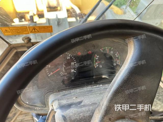 駕駛室操作臺(tái)(整機(jī)外觀及大件) 駕駛室操作臺(tái)(整機(jī)外觀及大件)