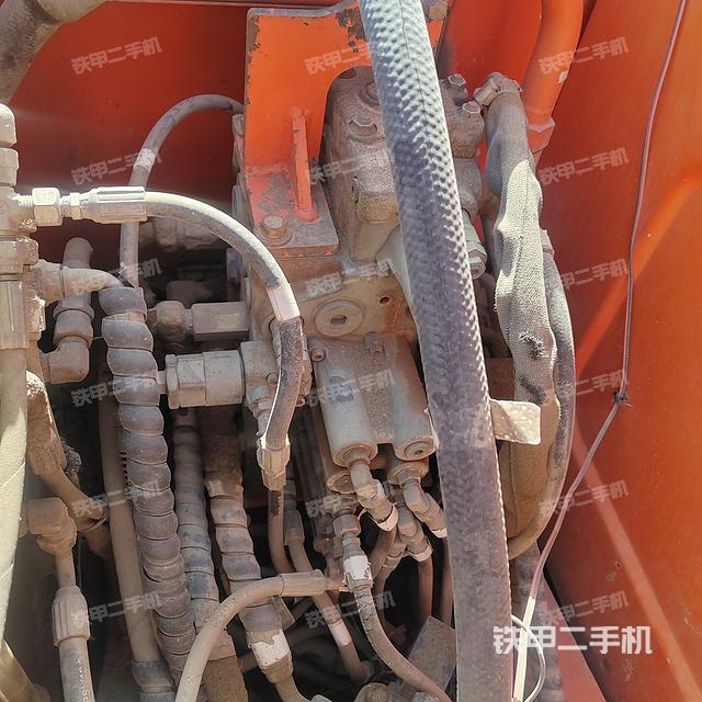 回转马达和主控阀（整机外观）